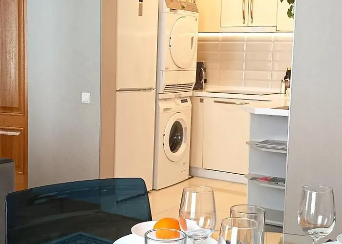 Old Town Two Bedroom Near Dome Square & Scenic Waterfront *