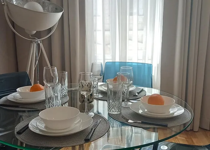 Old Town Two Bedroom Near Dome Square & Scenic Waterfront Dzīvoklis