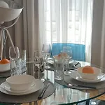 Old Town Two Bedroom Near Dome Square & Scenic Waterfront شقة