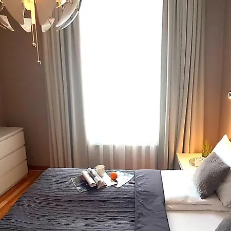 Apartment Old Town 2 Bedroom Near Dome Square & Scenic Waterfront