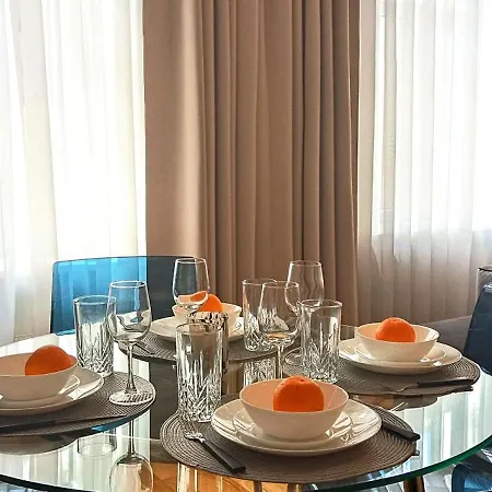 Old Town 2 Bedroom Near Dome Square & Scenic Waterfront