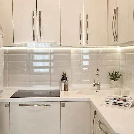 Old Town 2 Bedroom Near Dome Square & Scenic Waterfront Апартаменты Рига