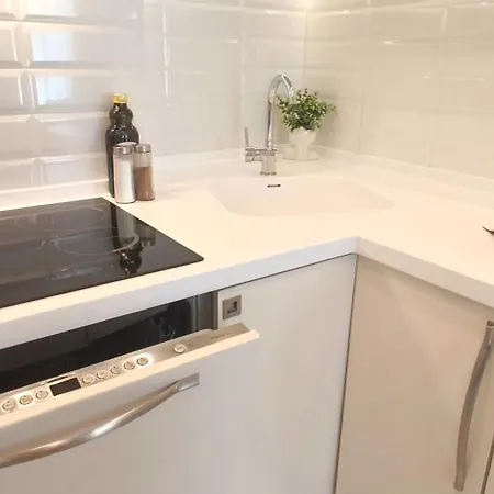 Old Town 2 Bedroom Near Dome Square & Scenic Waterfront Apartment Riga