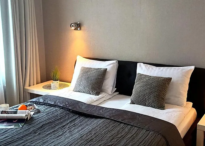 Apartment Old Town Two Bedroom Near Dome Square & Scenic Waterfront *