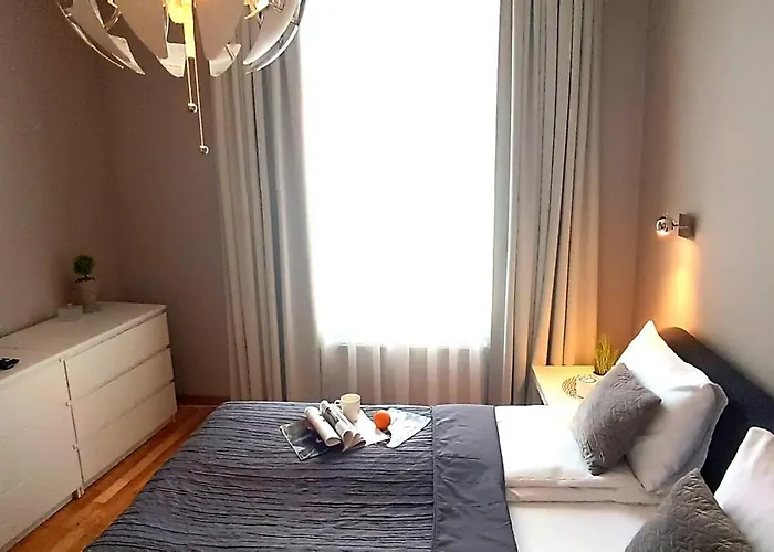 Apartment Old Town Two Bedroom Near Dome Square & Scenic Waterfront