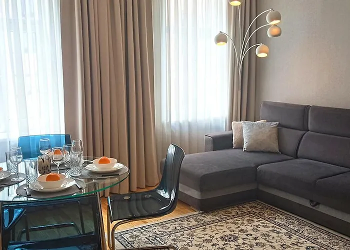 Apartment Old Town Two Bedroom Near Dome Square & Scenic Waterfront