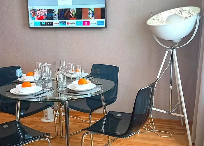 Old Town Two Bedroom Near Dome Square & Scenic Waterfront *