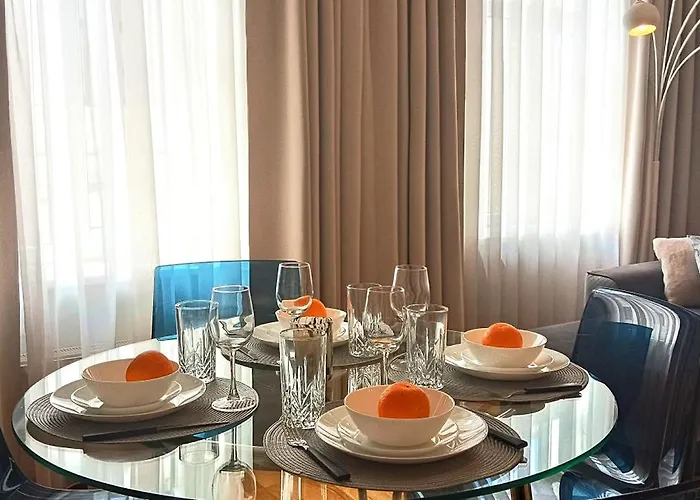 Old Town Two Bedroom Near Dome Square & Scenic Waterfront