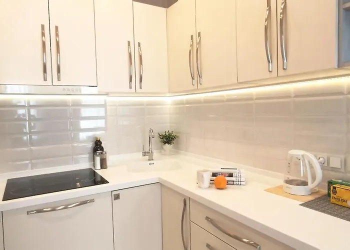 Old Town Two Bedroom Near Dome Square & Scenic Waterfront