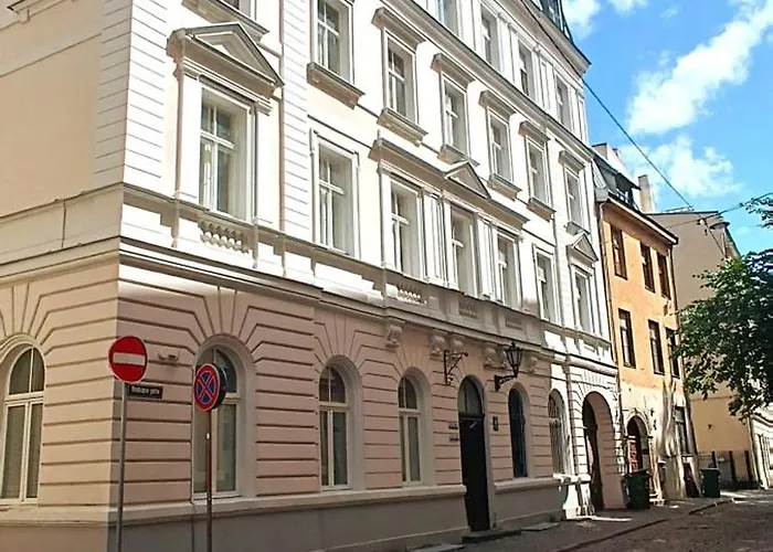 Apartment Old Town Two Bedroom Near Dome Square & Scenic Waterfront Riga