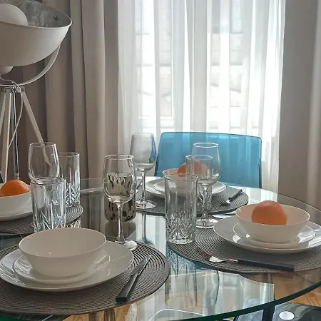 Old Town 2 Bedroom Near Dome Square & Scenic Waterfront דירה