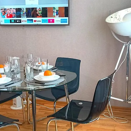 Old Town 2 Bedroom Near Dome Square & Scenic Waterfront *